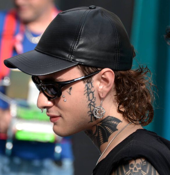 GIFFONI VALLE PIANA, ITALY - 25 июля 2023: Мануэль Франко Рокати, он же Rosa Chemical на кинофестивале Giffoni 2023 - 25 июля 2023 года в Гиффони Валле Пиана, Италия.