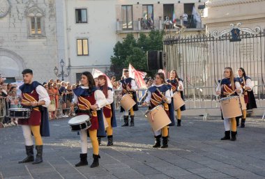 Teggiano, İtalya - 12 Ağustos 2023, Ortaçağ Festivali: Prenses Costanza ile masadaki herkes.