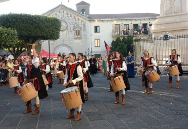 Teggiano, İtalya - 12 Ağustos 2023, Ortaçağ Festivali: Prenses Costanza ile masadaki herkes.