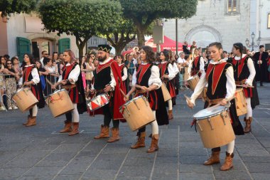 Teggiano, İtalya - 12 Ağustos 2023, Ortaçağ Festivali: Prenses Costanza ile masadaki herkes.