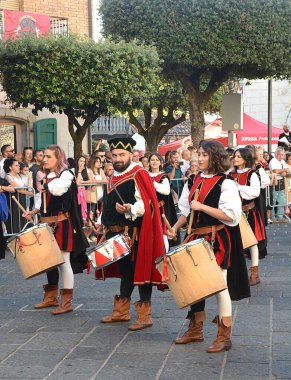 Teggiano, İtalya - 12 Ağustos 2023, Ortaçağ Festivali: Prenses Costanza ile masadaki herkes.