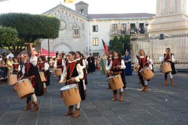 Teggiano, İtalya - 12 Ağustos 2023, Ortaçağ Festivali: Prenses Costanza ile masadaki herkes.