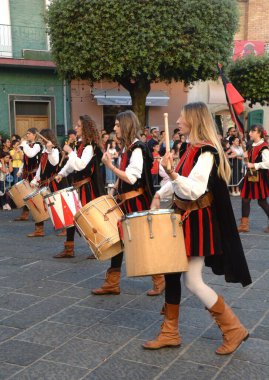 Teggiano, İtalya - 12 Ağustos 2023, Ortaçağ Festivali: Prenses Costanza ile masadaki herkes.