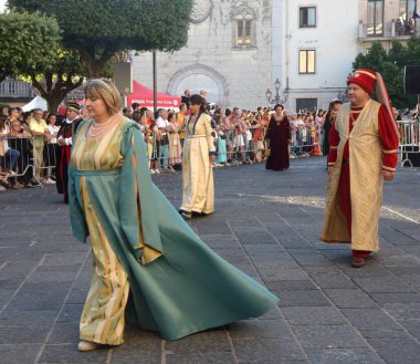 Teggiano, İtalya - 12 Ağustos 2023, Ortaçağ Festivali: Prenses Costanza ile masadaki herkes.