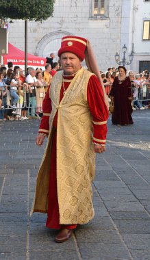 Teggiano, İtalya - 12 Ağustos 2023, Ortaçağ Festivali: Prenses Costanza ile masadaki herkes.