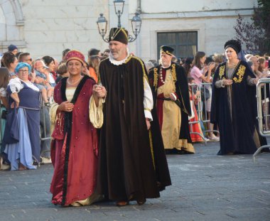 Teggiano, İtalya - 12 Ağustos 2023, Ortaçağ Festivali: Prenses Costanza ile masadaki herkes.