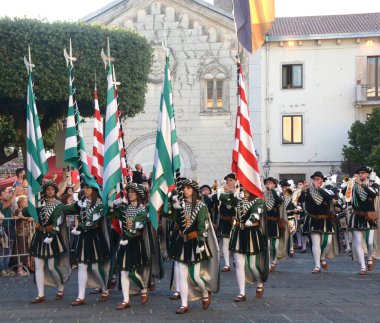 Teggiano, İtalya - 12 Ağustos 2023, Ortaçağ Festivali: Prenses Costanza ile masadaki herkes.