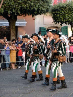 Teggiano, İtalya - 12 Ağustos 2023, Ortaçağ Festivali: Prenses Costanza ile masadaki herkes.