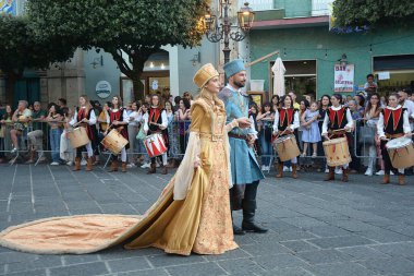 Teggiano, İtalya - 12 Ağustos 2023, Ortaçağ Festivali: Prenses Costanza ile masadaki herkes.