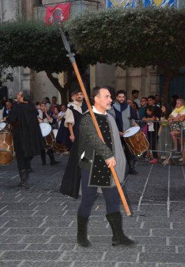 Teggiano, İtalya - 12 Ağustos 2023, Ortaçağ Festivali: Prenses Costanza ile masadaki herkes.