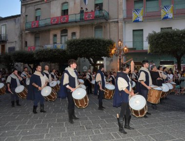 Teggiano, İtalya - 12 Ağustos 2023, Ortaçağ Festivali: Prenses Costanza ile masadaki herkes.