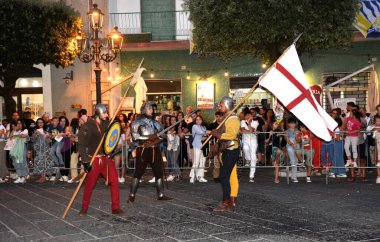 Teggiano, İtalya - 12 Ağustos 2023, Ortaçağ Festivali: Prenses Costanza ile masadaki herkes.