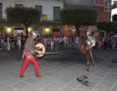 Teggiano, İtalya - 12 Ağustos 2023, Ortaçağ Festivali: Prenses Costanza ile masadaki herkes.