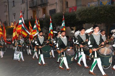 Teggiano, İtalya - 12 Ağustos 2023, Ortaçağ Festivali: Prenses Costanza ile masadaki herkes.