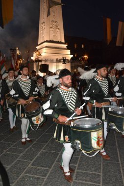Teggiano, İtalya - 12 Ağustos 2023, Ortaçağ Festivali: Prenses Costanza ile masadaki herkes.