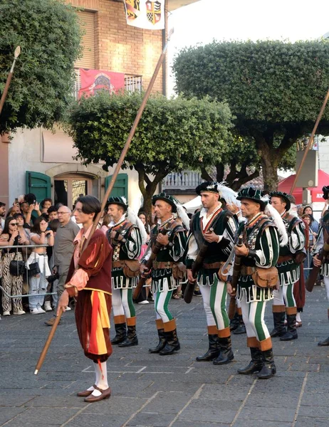 イタリアのテギャーノ 2023年8月12日 中世のフェスティバル プリンセス コスタザとテーブルにいる全員 — ストック写真