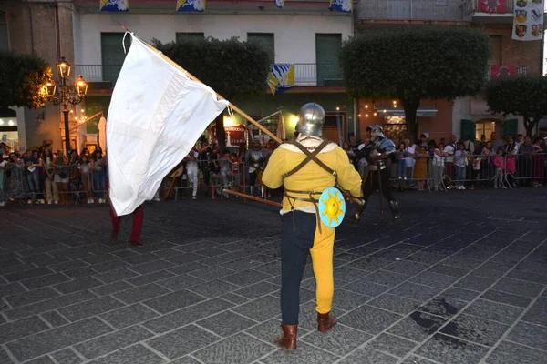 Teggiano Italië Augustus 2023 Middeleeuws Festival Iedereen Aan Tafel Met — Stockfoto