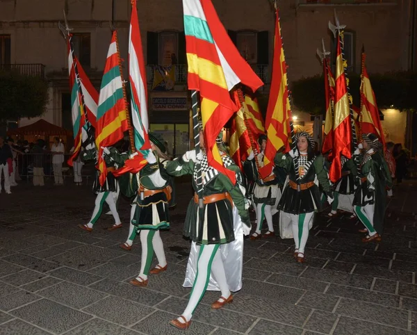 Teggiano, İtalya - 12 Ağustos 2023, Ortaçağ Festivali: Prenses Costanza ile masadaki herkes.