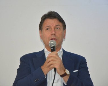 SALERNO, İtalya - 14 Eylül 2023: Giuseppe Conte Beş Yıldız Hareketi başkanı 14 Eylül 2023 'te İtalya' nın Salerno kentini ziyaret etti..