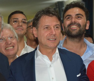 SALERNO, İtalya - 14 Eylül 2023: Giuseppe Conte Beş Yıldız Hareketi başkanı 14 Eylül 2023 'te İtalya' nın Salerno kentini ziyaret etti..