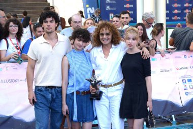 GIFFONI VALLE PIANA - 28 Temmuz 2024: Tecla Insolia, Giuseppe Spata, Valeria Golino ve Alma Noce Giffoni Film Festivali 2024 - 28 Temmuz 2024 tarihinde Giffoni Valle Piana, İtalya.