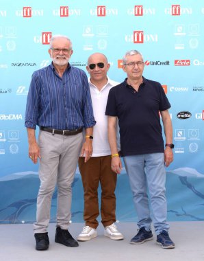 Giffoni Film Festivali 2024 'te Giffoni Valle Piana, İtalya' da 28 Temmuz 2024 'te Giffoni Valle Piana' da Tommaso Esposito, Felice Ceparano ve Franco Mennitto.