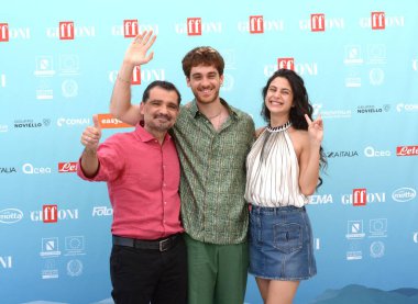 GIFFONI VALLE PIANA - 19 Temmuz 2024: Daniele Mencarelli, Federico Cesari ve Fotini Peluso Giffoni Film Festivali 2024 - 19 Temmuz 2024 tarihinde Giffoni Valle Piana, İtalya.