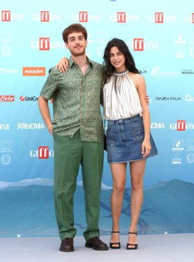 GIFFONI VALLE PIANA - 19 Temmuz 2024: Federico Cesari ve Fotini Peluso Giffoni Film Festivali 2024 - 19 Temmuz 2024 tarihinde Giffoni Valle Piana, İtalya.