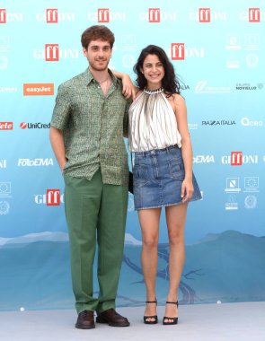 GIFFONI VALLE PIANA - 19 Temmuz 2024: Federico Cesari ve Fotini Peluso Giffoni Film Festivali 2024 - 19 Temmuz 2024 tarihinde Giffoni Valle Piana, İtalya.