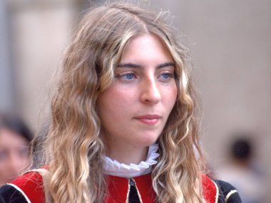 Teggiano, İtalya - 11 Ağustos 2024, Ortaçağ Festivali: Prenses Costanza ile masadaki herkes.