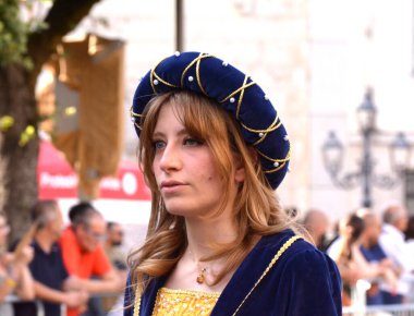 Teggiano, İtalya - 11 Ağustos 2024, Ortaçağ Festivali: Prenses Costanza ile masadaki herkes.