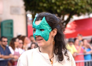 Teggiano, İtalya - 11 Ağustos 2024, Ortaçağ Festivali: Prenses Costanza ile masadaki herkes.