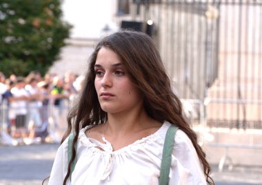 Teggiano, İtalya - 11 Ağustos 2024, Ortaçağ Festivali: Prenses Costanza ile masadaki herkes.