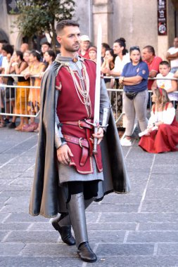 Teggiano, İtalya - 11 Ağustos 2024, Ortaçağ Festivali: Prenses Costanza ile masadaki herkes.