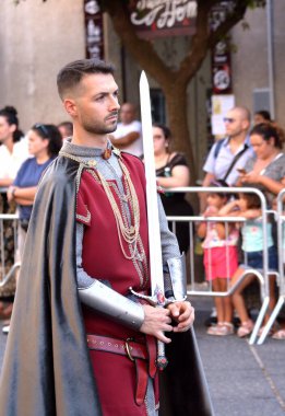 Teggiano, İtalya - 11 Ağustos 2024, Ortaçağ Festivali: Prenses Costanza ile masadaki herkes.