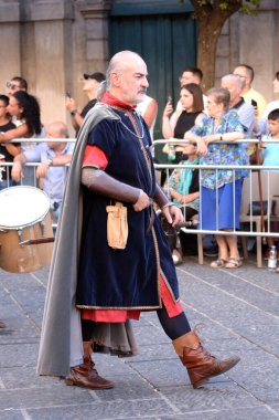Teggiano, İtalya - 11 Ağustos 2024, Ortaçağ Festivali: Prenses Costanza ile masadaki herkes.