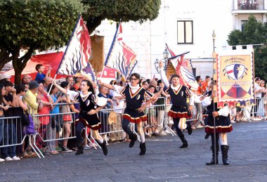 Teggiano, İtalya - 11 Ağustos 2024, Ortaçağ Festivali: Prenses Costanza ile masadaki herkes.
