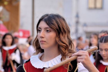 Teggiano, İtalya - 11 Ağustos 2024, Ortaçağ Festivali: Prenses Costanza ile masadaki herkes.