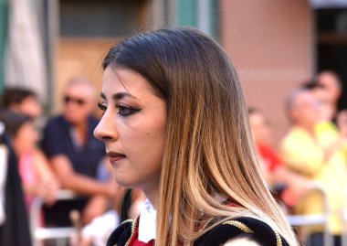 Teggiano, İtalya - 11 Ağustos 2024, Ortaçağ Festivali: Prenses Costanza ile masadaki herkes.