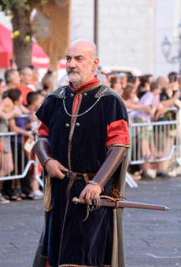 Teggiano, İtalya - 11 Ağustos 2024, Ortaçağ Festivali: Prenses Costanza ile masadaki herkes.