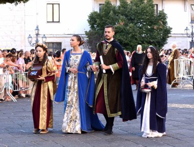 Teggiano, İtalya - 11 Ağustos 2024, Ortaçağ Festivali: Prenses Costanza ile masadaki herkes.