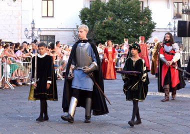 Teggiano, İtalya - 11 Ağustos 2024, Ortaçağ Festivali: Prenses Costanza ile masadaki herkes.