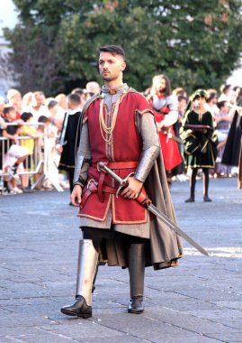 Teggiano, İtalya - 11 Ağustos 2024, Ortaçağ Festivali: Prenses Costanza ile masadaki herkes.