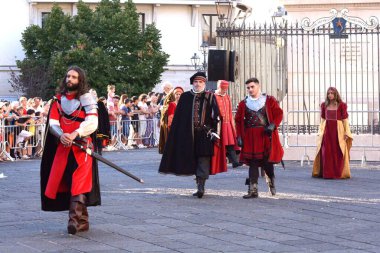 Teggiano, İtalya - 11 Ağustos 2024, Ortaçağ Festivali: Prenses Costanza ile masadaki herkes.