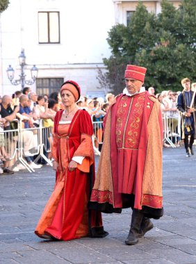 Teggiano, İtalya - 11 Ağustos 2024, Ortaçağ Festivali: Prenses Costanza ile masadaki herkes.