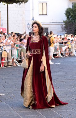 Teggiano, İtalya - 11 Ağustos 2024, Ortaçağ Festivali: Prenses Costanza ile masadaki herkes.