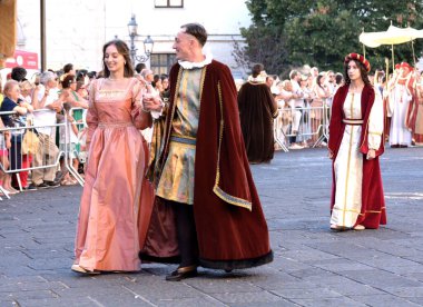 Teggiano, İtalya - 11 Ağustos 2024, Ortaçağ Festivali: Prenses Costanza ile masadaki herkes.