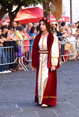 Teggiano, İtalya - 11 Ağustos 2024, Ortaçağ Festivali: Prenses Costanza ile masadaki herkes.