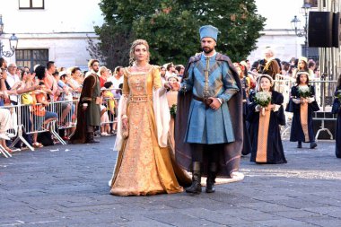 Teggiano, İtalya - 11 Ağustos 2024, Ortaçağ Festivali: Prenses Costanza ile masadaki herkes.