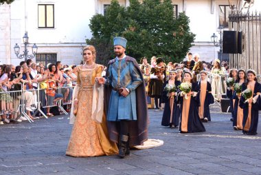 Teggiano, İtalya - 11 Ağustos 2024, Ortaçağ Festivali: Prenses Costanza ile masadaki herkes.